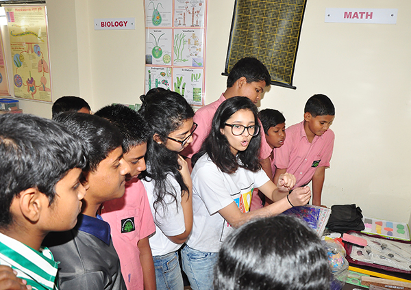 Nikhiya at a Yearn to Learn lab with students.