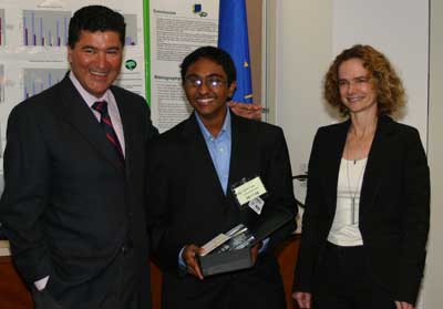 First place award winner Kapil Ramachandranwith with NIH Director Elias Zerhouni and NIDA Director Nora Volkow.